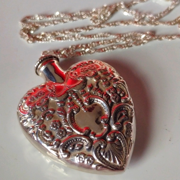 Stupendous Sterling Large Lady's Perfume Heart Fla - Picture 12 of 15